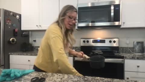 Snapshot of texas_blonde chatting on 11.12.25 Daphne Summers online show from 11.12.25