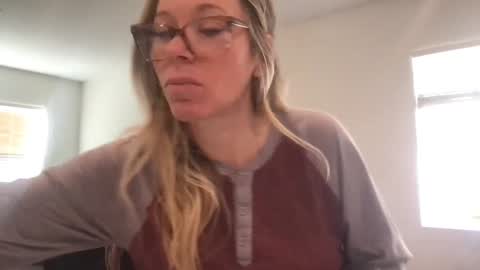 Snapshot of texas_blonde chatting on 11.22.25 Daphne Summers online show from 11.22.25