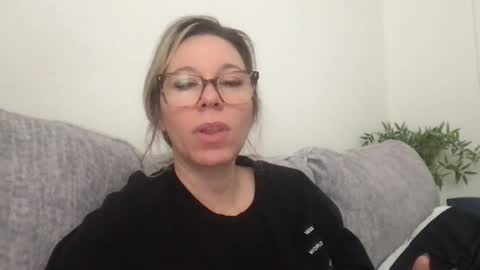 Snapshot of texas_blonde chatting on 11.23.25 Daphne Summers online show from 11.23.25