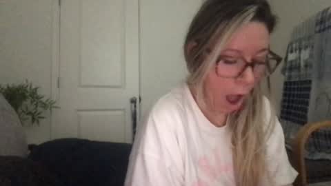 Snapshot of texas_blonde chatting on 12.05.25 Daphne Summers online show from 12.05.25