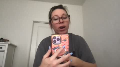 Snapshot of texas_blonde chatting on 12.17.25 Daphne Summers online show from 12.17.25