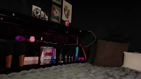 Snapshot of thatsimlady chatting on 12.17.25 Bella online show from 12.17.25