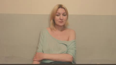 Snapshot of the_basic_instinctt chatting on 06.15.26 Eva online show from 06.15.26