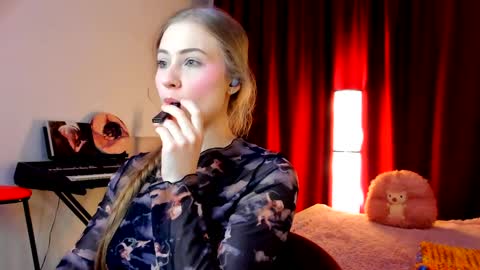 Ally    STREAMING ON TWITCH NOW Check my Twitter for updates online show from 04.06.26