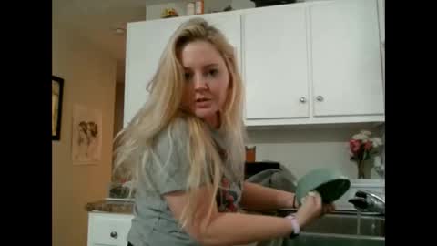 Snapshot of thedancingalien chatting on 11.15.25 Kassandra Grant online show from 11.15.25