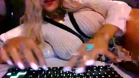 Snapshot of thepeachprincess chatting on 09.16.25 the peach princess online show from 09.16.25