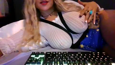 Snapshot of thepeachprincess chatting on 11.10.25 the peach princess online show from 11.10.25