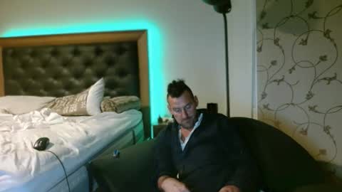 Snapshot of therealkurva4u chatting on 10.15.25 therealkurva4u online show from 10.15.25