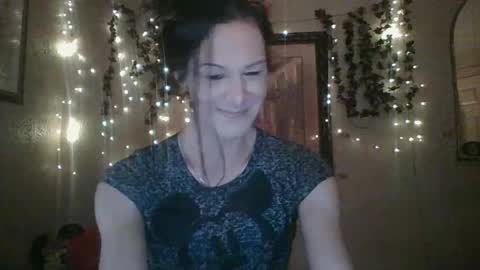 Snapshot of thesillymillie chatting on 10.23.25 sillymillie0 online show from 10.23.25