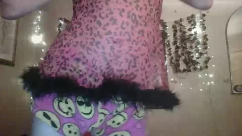 Snapshot of thesillymillie chatting on 11.21.25 sillymillie0 online show from 11.21.25