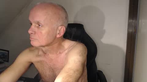 Snapshot of thestrip01 chatting on 12.04.25 NudeDJ online show from 12.04.25