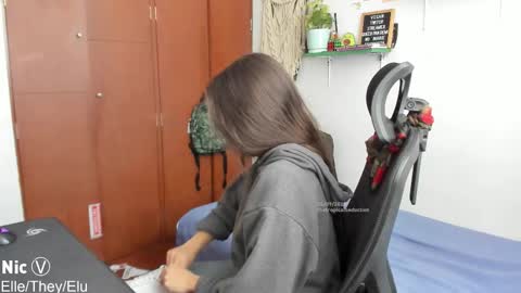 Snapshot of thetropicalseduction chatting on 09.24.25 Nicole online show from 09.24.25