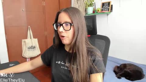 Snapshot of thetropicalseduction chatting on 10.17.25 Nicole online show from 10.17.25