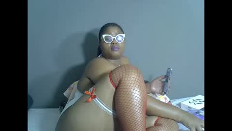 Snapshot of thickjuicyp04 chatting on 10.06.25 thickjuicyp04 online show from 10.06.25