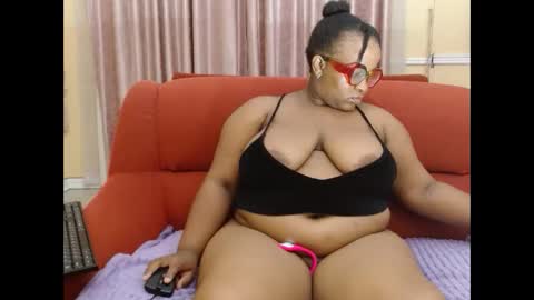 Snapshot of thickjuicyxxx chatting on 10.11.25 thickjuicyxxx online show from 10.11.25
