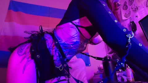 Snapshot of thighsnacks chatting on 02.05.25 snacks online show from 02.05.25