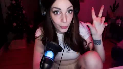 Snapshot of thirstypickle chatting on 01.09.25 Sarra Rhies online show from 01.09.25