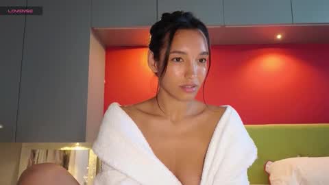Snapshot of tia_j chatting on 09.18.25 tia_j online show from 09.18.25