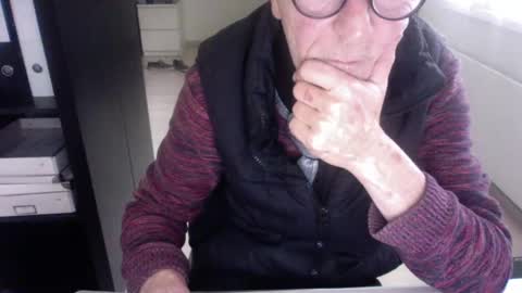 Snapshot of tiburzio chatting on 12.03.24 tiburzio online show from 12.03.24