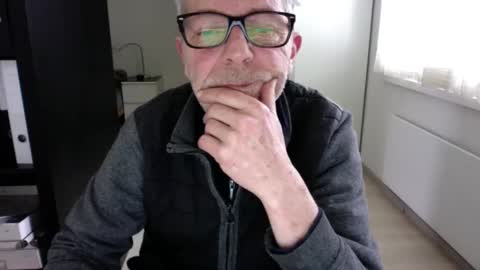 Snapshot of tiburzio chatting on 02.11.25 tiburzio online show from 02.11.25