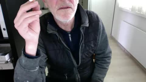 Snapshot of tiburzio chatting on 02.12.25 tiburzio online show from 02.12.25