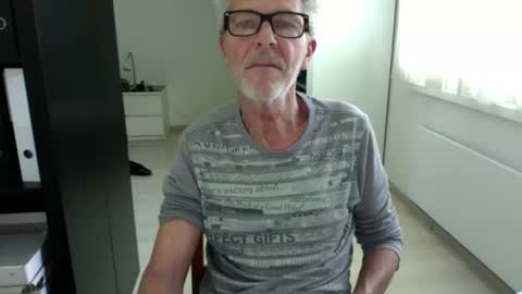 Snapshot of tiburzio chatting on 09.10.25 tiburzio online show from 09.10.25