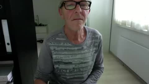 Snapshot of tiburzio chatting on 09.11.25 tiburzio online show from 09.11.25