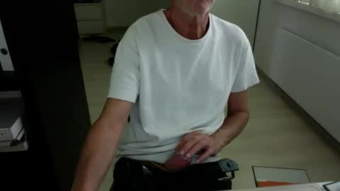 Snapshot of tiburzio chatting on 09.13.25 tiburzio online show from 09.13.25