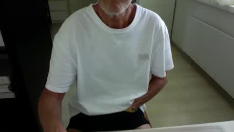 Snapshot of tiburzio chatting on 09.16.25 tiburzio online show from 09.16.25