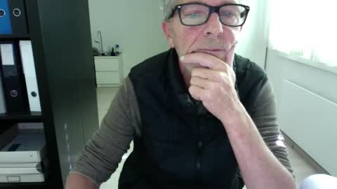 Snapshot of tiburzio chatting on 09.24.25 tiburzio online show from 09.24.25