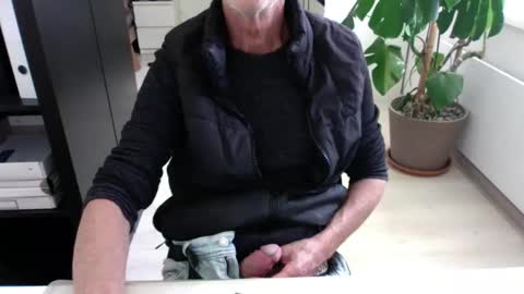 Snapshot of tiburzio chatting on 10.13.25 tiburzio online show from 10.13.25