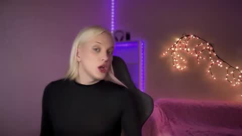 Snapshot of tiffany2005 chatting on 10.29.25 Amira online show from 10.29.25