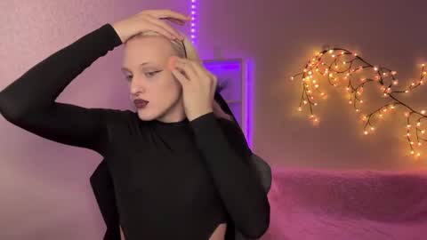 Snapshot of tiffany2005 chatting on 11.19.25 Amira online show from 11.19.25