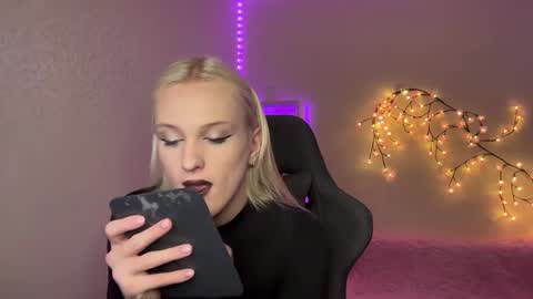 Snapshot of tiffany2005 chatting on 11.21.25 Amira online show from 11.21.25