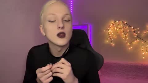 Snapshot of tiffany2005 chatting on 11.27.25 Amira online show from 11.27.25