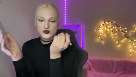 Snapshot of tiffany2005 chatting on 11.28.25 Amira online show from 11.28.25