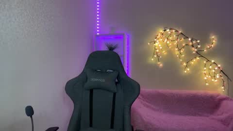 Snapshot of tiffany2005 chatting on 12.01.25 Amira online show from 12.01.25