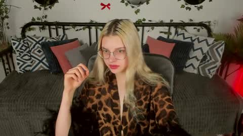 tiffanypeach online show from 03.26.26