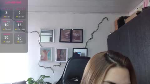 Snapshot of tiina_hz chatting on 09.25.25 Tiina hz online show from 09.25.25