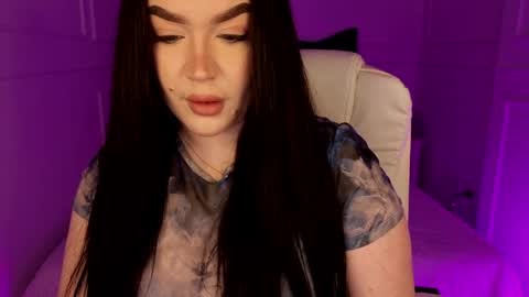 hi im curvy babyface girlie Tina online show from 04.09.26