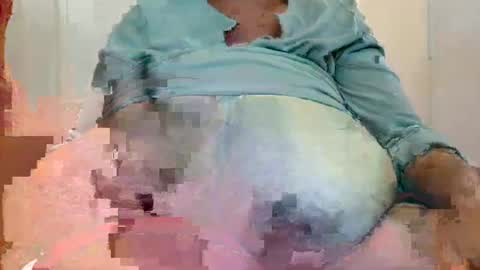 Snapshot of tinagiant chatting on 01.29.25 tinagiant online show from 01.29.25