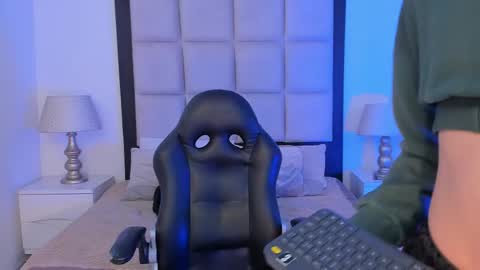 Snapshot of tiny_thomm chatting on 02.12.26 Thomm Independent Model online show from 02.12.26