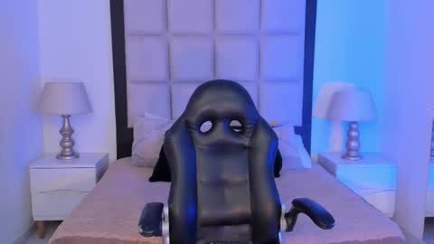 Snapshot of tiny_thomm chatting on 02.14.26 Thomm Independent Model online show from 02.14.26