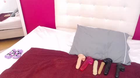 tiny_whore18 online show from 12.30.24