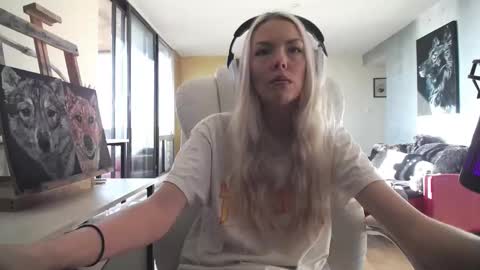 stage Kylie Sinner  brand CLITBAIT online show from 10.27.25