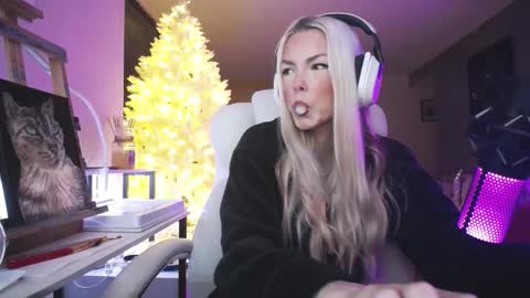 stage Kylie Sinner  brand CLITBAIT online show from 01.16.26