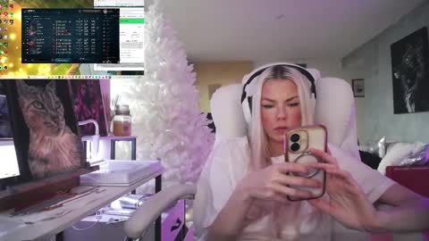 Snapshot of tinykylie chatting on 01.16.26 stage Kylie Sinner brand CLITBAIT online show from 01.16.26