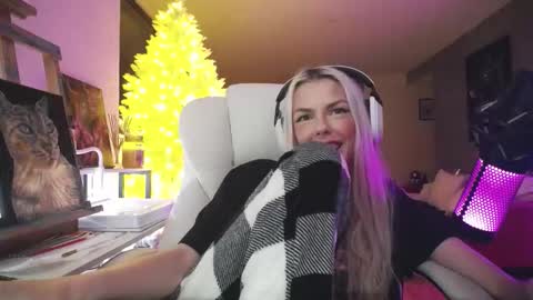 Snapshot of tinykylie chatting on 01.18.26 stage Kylie Sinner brand CLITBAIT online show from 01.18.26