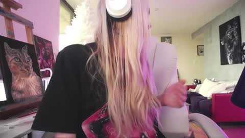 Snapshot of tinykylie chatting on 01.18.26 stage Kylie Sinner brand CLITBAIT online show from 01.18.26