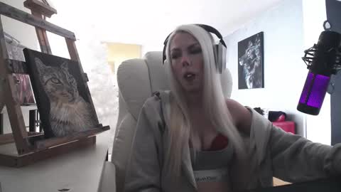 Snapshot of tinykylie chatting on 02.07.26 stage Kylie Sinner brand CLITBAIT online show from 02.07.26